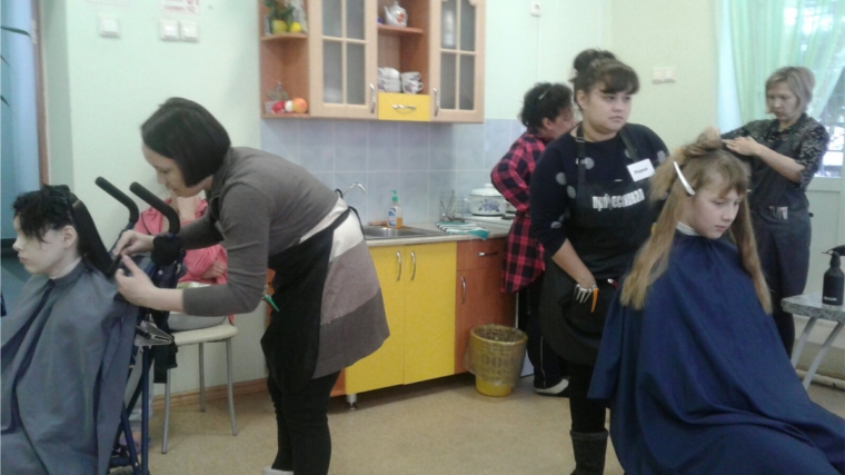 Будущие парикмахеры посетили реабилитационный центр для детей