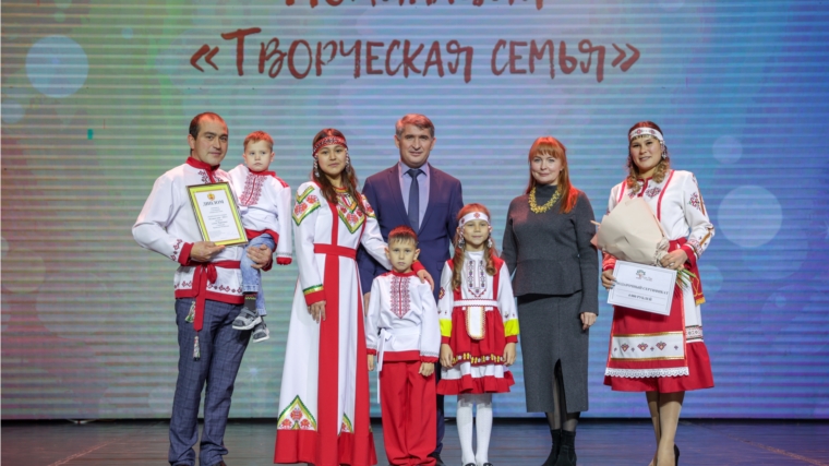 Олег Николаев вручил награды победителям республиканского конкурса «Семья года-2021»