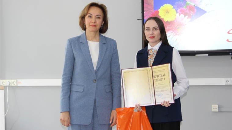 Алена Елизарова поздравила сотрудников и ветеранов службы занятости с профессиональным праздником
