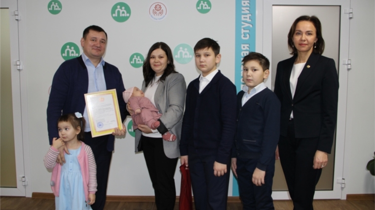 Алена Елизарова вручила многодетным семьям сертификаты взамен предоставления земельного участка